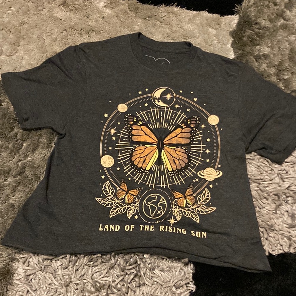 It’s a gray lord of the rings sun shirt size XS